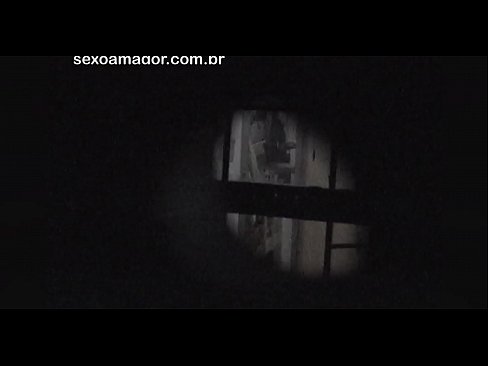 ❤️ Sarışın, içi boş tuğlaların arkasına gizlenmiş bir mahalle röntgencisi tarafından gizlice videoya alınır ☑ Porno bizde ❌❤